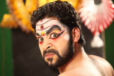 Bengaluru, INDIA 26 Nisan: Yakshagana sanatçı makyajı 26 Nisan 2019 tarihinde Seva sadan 'da Yakshagana resital etkinliğinde