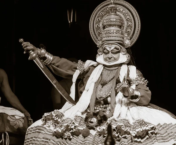 Bengaluru, INDIA 6 Nisan: Kathakali sanatçısı 16 Nisan 2019 tarihinde Seva sadan 'da Kathakali resital etkinliğinde performans sergiledi