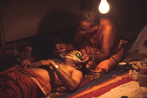 Bengaluru, INDIA 6 Nisan: Kathakali sanatçısı makyajı 16 Nisan 2019 tarihinde Seva sadan 'da Kathakali resital etkinliğinde