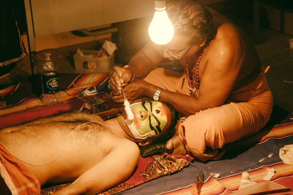 Bengaluru, INDIA 6 Nisan: Kathakali sanatçısı makyajı 16 Nisan 2019 tarihinde Seva sadan 'da Kathakali resital etkinliğinde