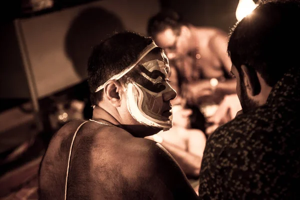 Bengaluru, INDIA 6 Nisan: Kathakali sanatçısı makyajı 16 Nisan 2019 tarihinde Seva sadan 'da Kathakali resital etkinliğinde