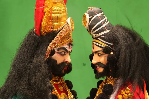 Bengaluru, INDIA 26 Nisan: Yakshagana sanatçı makyajı 26 Nisan 2019 tarihinde Seva sadan 'da Yakshagana resital etkinliğinde