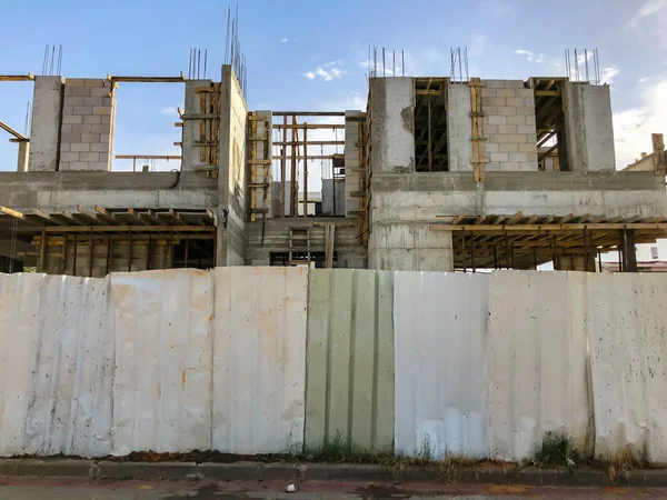 Вид на строительную площадку нового здания в городе Ришон-ле-Цион, Израиль — стоковое фото
