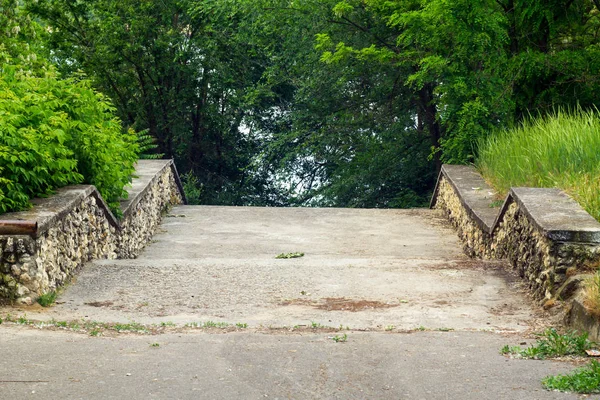 Orilla Del Río Bajando Escalera Agua Primavera — Foto de Stock