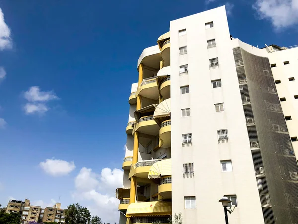 RISHON LE ZION, ISRAEL - 7 DE MAYO DE 2018: Edificio residencial alto en Rishon Lezion, Israel . — Foto de Stock