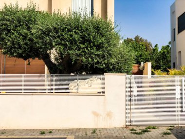 Rishon Le ülkücü, İsrail sokakta büyük beyaz çit ile özel modern evler