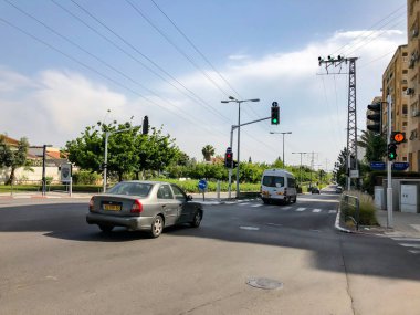 Rishon Le Zion, İsrail-30 Nisan 2018: arabalar yolun güneşli bir günde Rishon Le Zion, İsrail.