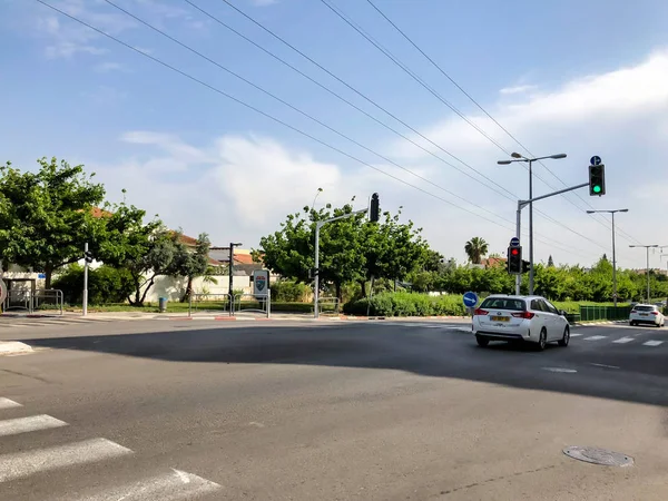 RISHON LE ZION, ISRAEL-APRIL 30, 2018: Cars on the road on a sunny day in Rishon Le Zion, Israel . — стоковое фото