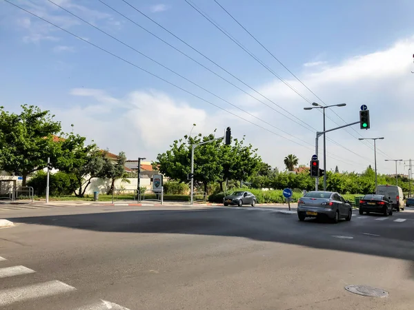 RISHON LE ZION, ISRAEL -30 DE ABRIL DE 2018: Coches en la carretera en un día soleado en Rishon Le Zion, Israel . — Foto de Stock