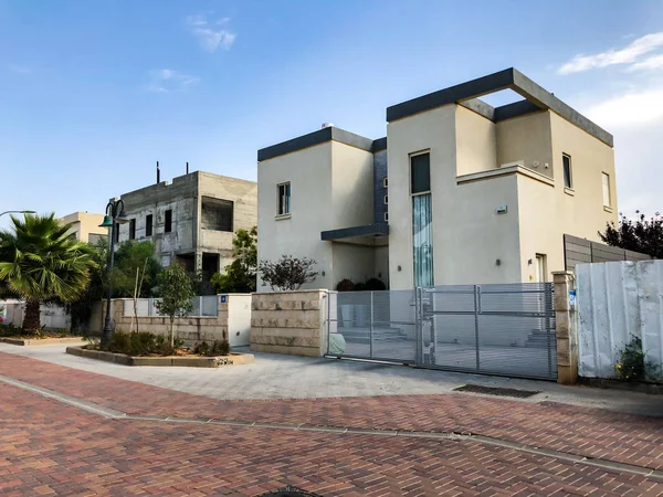 RISHON LE ZION, ISRAEL - 30 DE ABRIL DE 2018: Casas modernas privadas con una gran valla blanca en la calle en Rishon LeZion, Israel — Foto de Stock