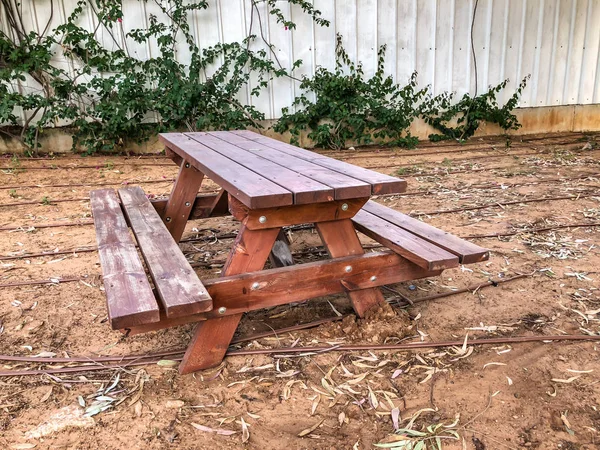 Mesa de madera con asientos de madera en el parque —  Fotos de Stock