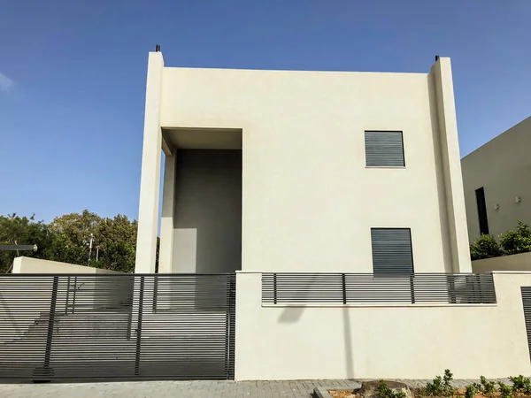 Private modern houses with big white fence on the streets in Rishon Le Tsion, Israel — Stock Photo, Image