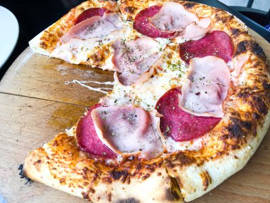 Sosis ve jambon bir ahşap tepsi ile lezzetli pizza