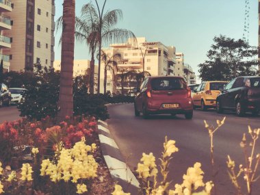 Rishon Le Zion, İsrail-23 Nisan 2018: arabalar yolun güneşli bir günde Rishon Le Zion, İsrail.