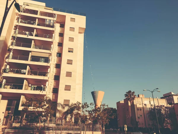 Рішон ле-Ціон, Ізраїль-23 квітня 2018: висока житлового будинку в Рішон ле-Ціон, Ізраїль — стокове фото