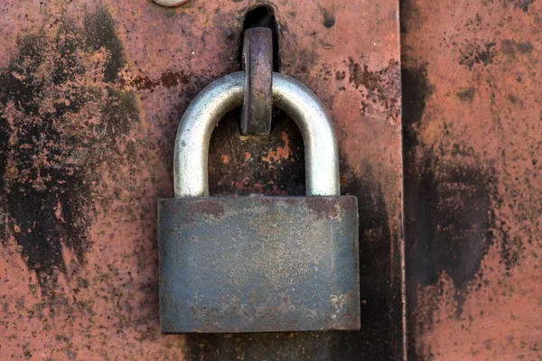 Demir kapı paslı eski kale. Ülke stil. Yakın çekim. Demir doku.