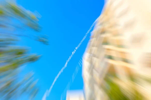 Abstrakte Bewegungsunschärfewirkung. Stadt an einem sonnigen Tag — Stockfoto