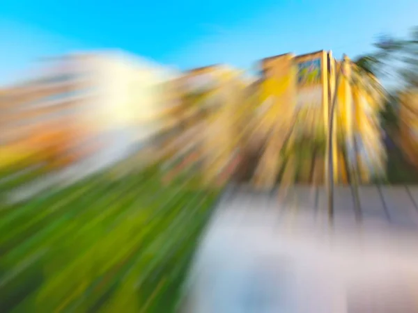 Abstrakte Bewegungsunschärfewirkung. Stadt an einem sonnigen Tag — Stockfoto