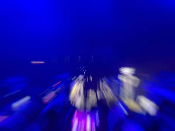 Abstrakta rörelseoskärpa effekt. Bokeh belysning i konsert med publik — Stockfoto