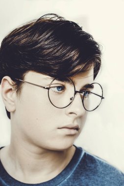 Gözlük mavi gözleri giyen bir çocuk portresi kapatın, makro stüdyo çekim.