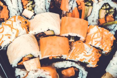 Suşi rulo somon ürün yelpazesine kutusunda.