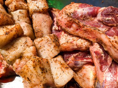 Domuz eti şiş kebap kızartma için adet biber içine doğranmış.