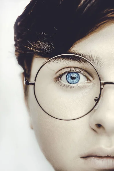 Портрет хлопчика в окулярах блакитні очі близько, макро студійний знімок . — стокове фото