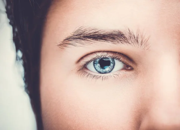 Image rapprochée de regard perspicace oeil humain bleu . — Photo
