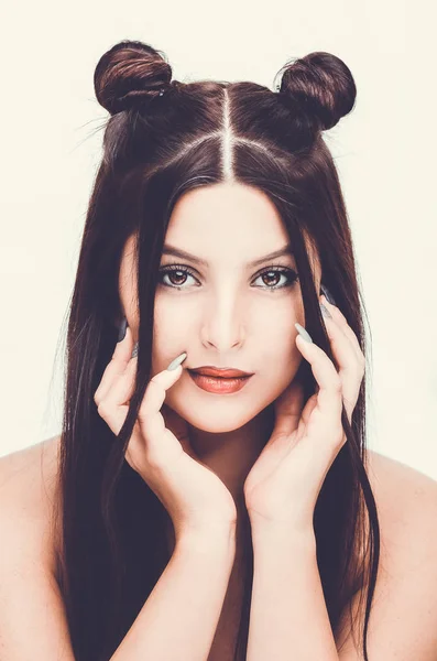 Joven feliz hermosa mujer con maquillaje brillante peinado con cuernos sobre un fondo blanco . — Foto de Stock