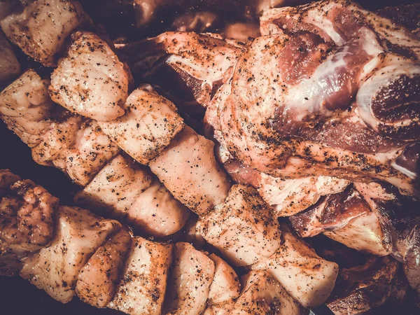 Carne di maiale tagliata a pezzi pepe per friggere shish kebab . — Foto Stock