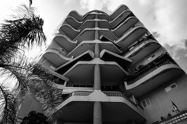 RISHON LE ZION, ISRAEL-MAY 7, 2018: High residential building in Rishon Le Zion, Israel . — стоковое фото