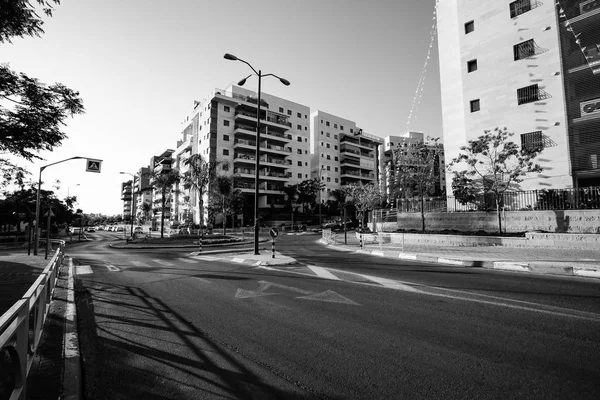 RISHON LE ZION, ISRAEL -23 DE ABRIL DE 2018: Edificio residencial alto en Rishon Le Zion, Israel . —  Fotos de Stock