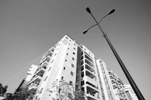 RISHON LE ZION, ISRAEL-APRIL 23, 2018: High residential building in Rishon Le Zion, Israel . — стоковое фото