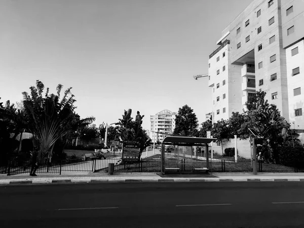 RISHON LE ZION, ISRAEL-APRIL 23, 2018: High residential building in Rishon Le Zion, Israel . — стоковое фото