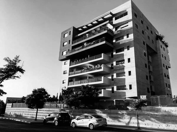 RISHON LE ZION, ISRAEL-APRIL 23, 2018: High residential building in Rishon Le Zion, Israel . — стоковое фото