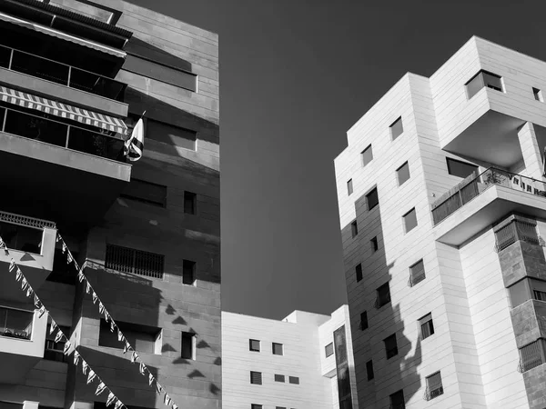 RISHON LE ZION, ISRAEL-APRIL 23, 2018: High residential building in Rishon Le Zion, Israel . — стоковое фото