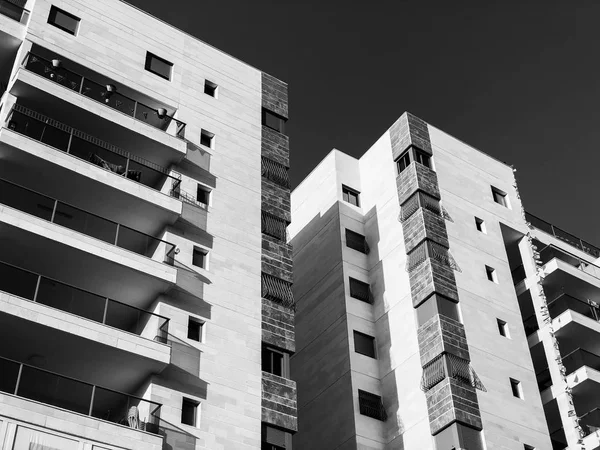 RISHON LE ZION, ISRAEL-APRIL 23, 2018: High residential building in Rishon Le Zion, Israel . — стоковое фото