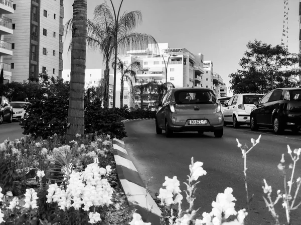 RISHON LE ZION, ISRAEL-APRIL 23, 2018: Cars on the road on a sunny day in Rishon Le Zion, Israel — стоковое фото