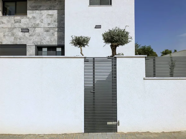 Rishon Lezion, İsrail sokakta büyük beyaz çit ile özel modern evler.