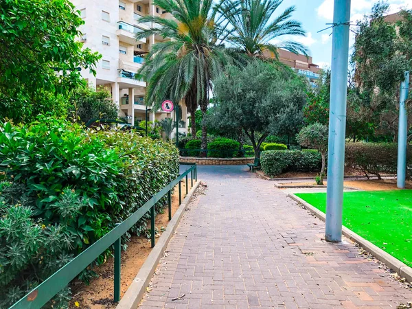 Rishon Le Zion, İsrail - 7 Mayıs 2018: Street Rishon Lezion, İsrail.