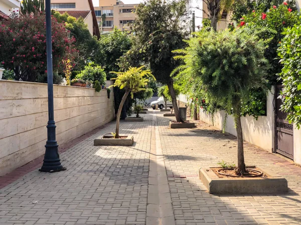 RISHON LE ZION, ISRAEL - APRIL 30, 2018: Street in Rishon LeZion, Israel — Stock Photo, Image