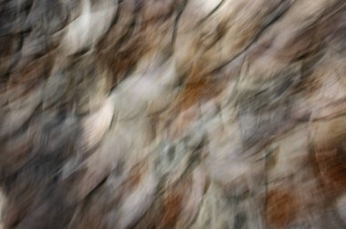 Soyut hareket bulanıklığı etkisi. Doğal taş duvarına yakın çekim. 