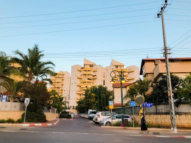 Rishon Le Zion, İsrail-23 Nisan 2018: yüksek konut ve otomobil Rishon Lezion, İsrail ile yakındaki bir yol.