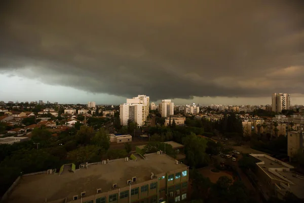 Rishon Le Zion, Izrael-április 25, 2018: sötét felhők asperatus előtt a vihar, a város felett — Stock Fotó