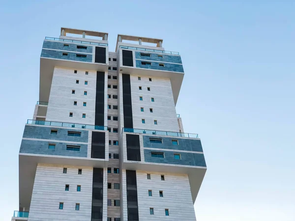 RISHON LE ZION, ISRAEL -APRIL 23, 2018: High residential building in Rishon Lezion, Israel. — Stock Photo, Image