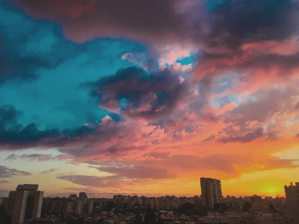 Un incroyable coucher de soleil nuageux sur la ville et un beau ciel dramatique avec des nuages — Photo