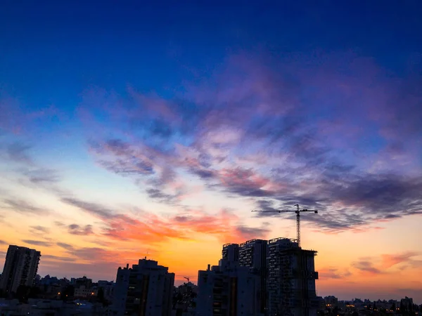 Μια δραματική θολό ηλιοβασίλεμα πάνω από την πόλη και ένα όμορφο δραματικά ουρανό με σύννεφα — Φωτογραφία Αρχείου