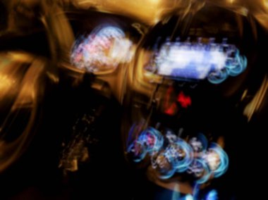 Soyut Hareket Bulanıklığı etkisi. Modern araba kontrol paneli ışıkları gece