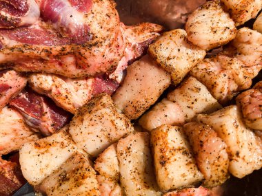 Domuz eti şiş kebap kızartma için adet biber içine doğranmış.