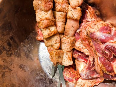 Domuz eti şiş kebap kızartma için adet biber içine doğranmış.